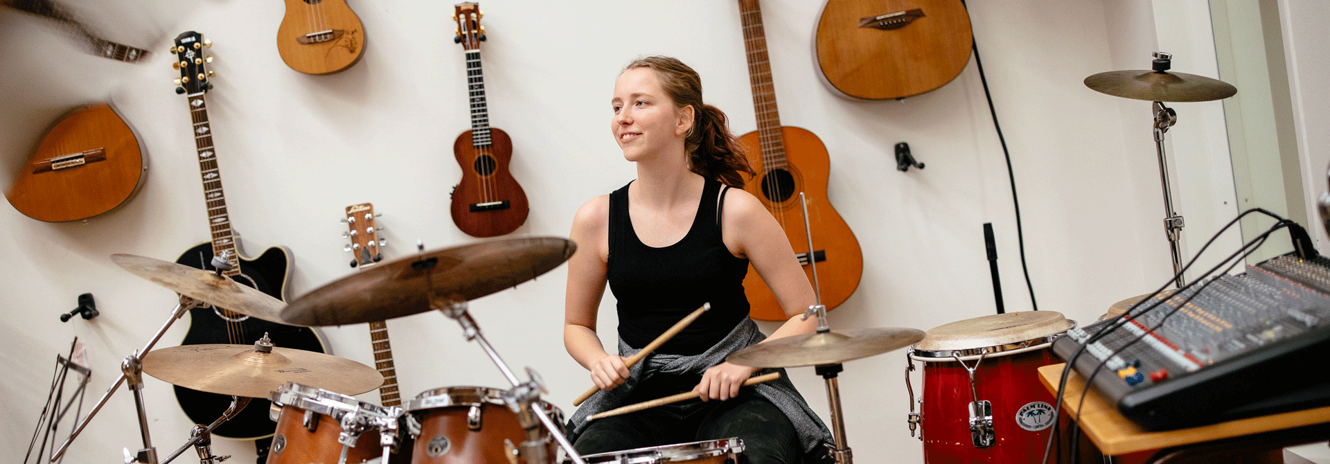 Pige der spiller trommer